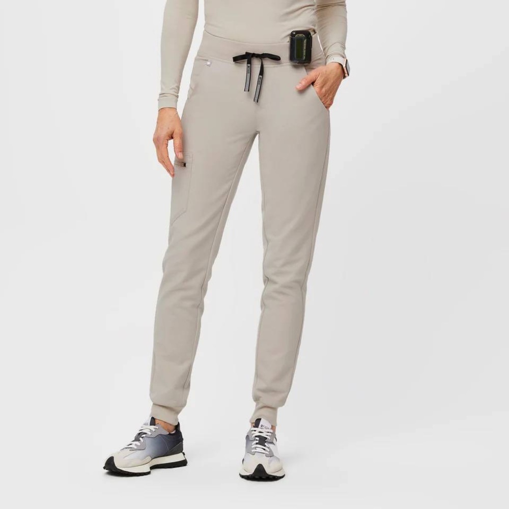 Figs Zamora jogger in bone womens medium petite